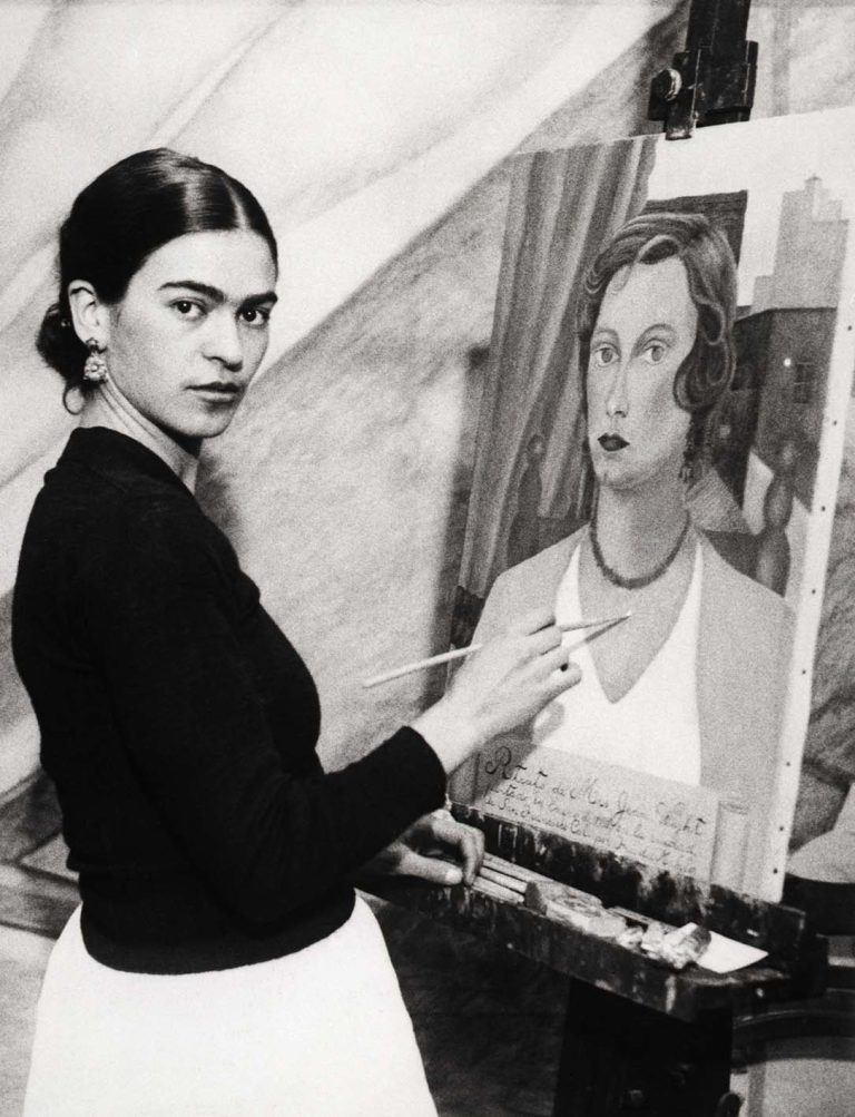 Η Frida Kahlo την με ένα από τα πορτρέτα της μιας γυναίκας από την κοινωνία του Σαν Φρανσίσκο. 22 Ιανουαρίου 1931