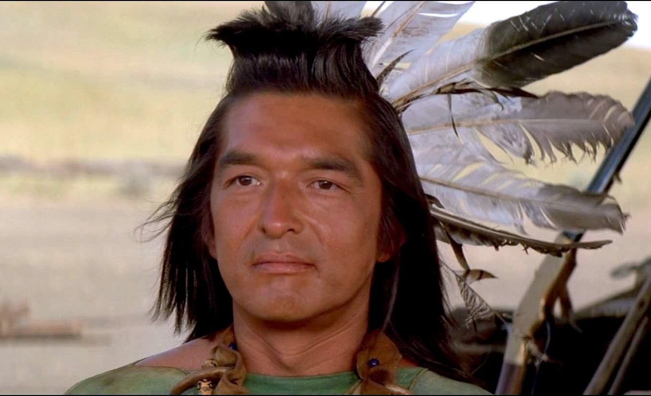 O Graham Greene στο Χορεύοντας με τους λύκους