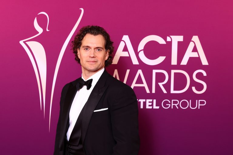 O Henry Cavill ποζάρει κατά τη διάρκεια των βραβείων AACTA 2025 που απονεμήθηκαν από τον όμιλο Foxtel στο HOTA (Home of the Arts) στις 7 Φεβρουαρίου 2025 στη Χρυσή Ακτή της Αυστραλίας.