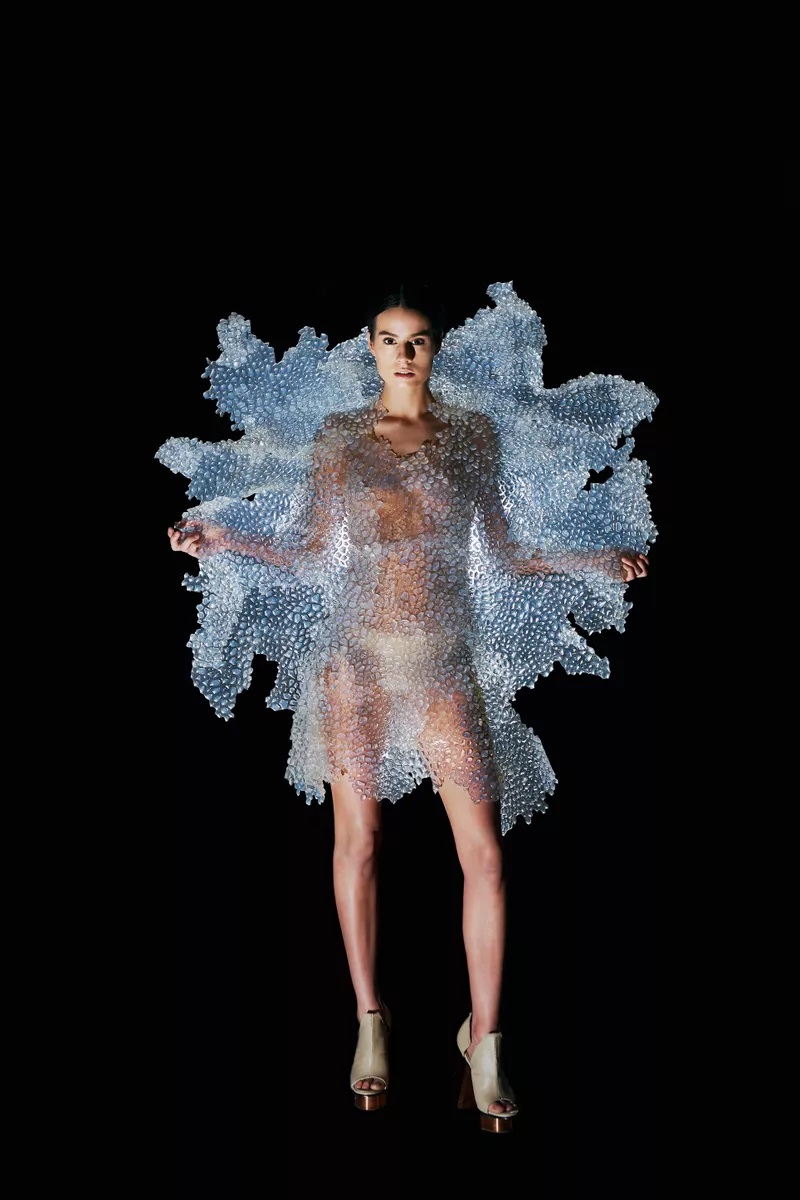 Φόρεμα Iris van Herpen-Alchemy of Light από τη συλλογή υψηλής ραπτικής Between the Lines - Συλλογή AGSA