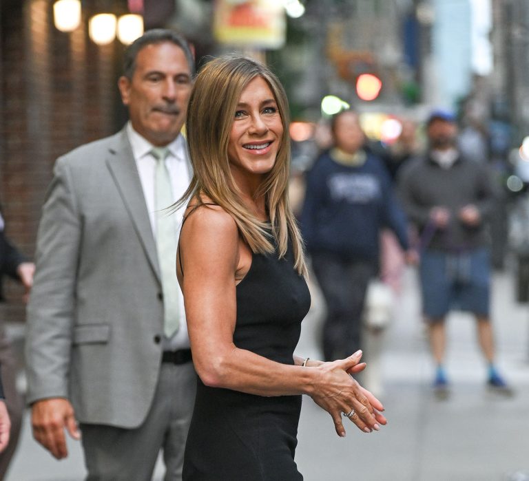 Η Jennifer Aniston αποχωρεί από την παράσταση "The Late Show With Stephen Colbert" στο θέατρο Ed Sullivan στις 10 Σεπτεμβρίου 2025 στη Νέα Υόρκη.