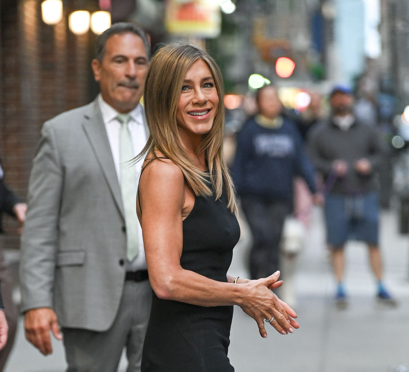 Η Jennifer Aniston αποχωρεί από την παράσταση "The Late Show With Stephen Colbert" στο θέατρο Ed Sullivan στις 10 Σεπτεμβρίου 2025 στη Νέα Υόρκη.