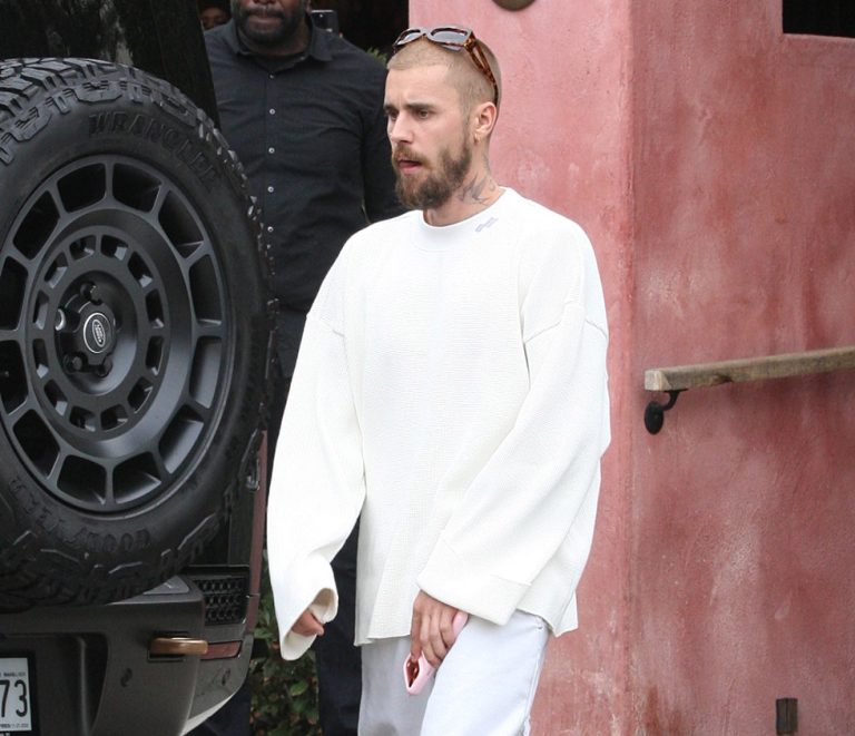 O Justin Bieber φεύγει από το Great Whites στις 26 Σεπτεμβρίου 2025 στο Δυτικό Χόλιγουντ της Καλιφόρνια.