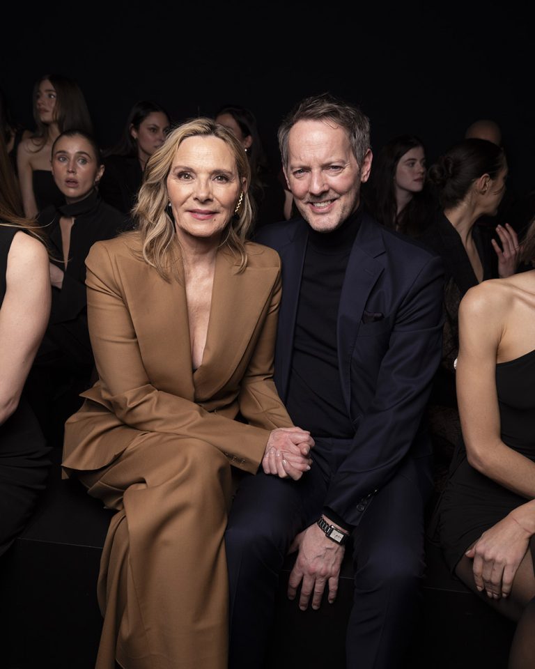H Kim Cattrall και ο Russell Thomas στην επίδειξη γυναικείας ένδυσης Nina Ricci για τη σεζόν Φθινόπωρο/Χειμώνας 2025-2026, στο πλαίσιο της Εβδομάδας Μόδας του Παρισιού, στις 7 Μαρτίου 2025.