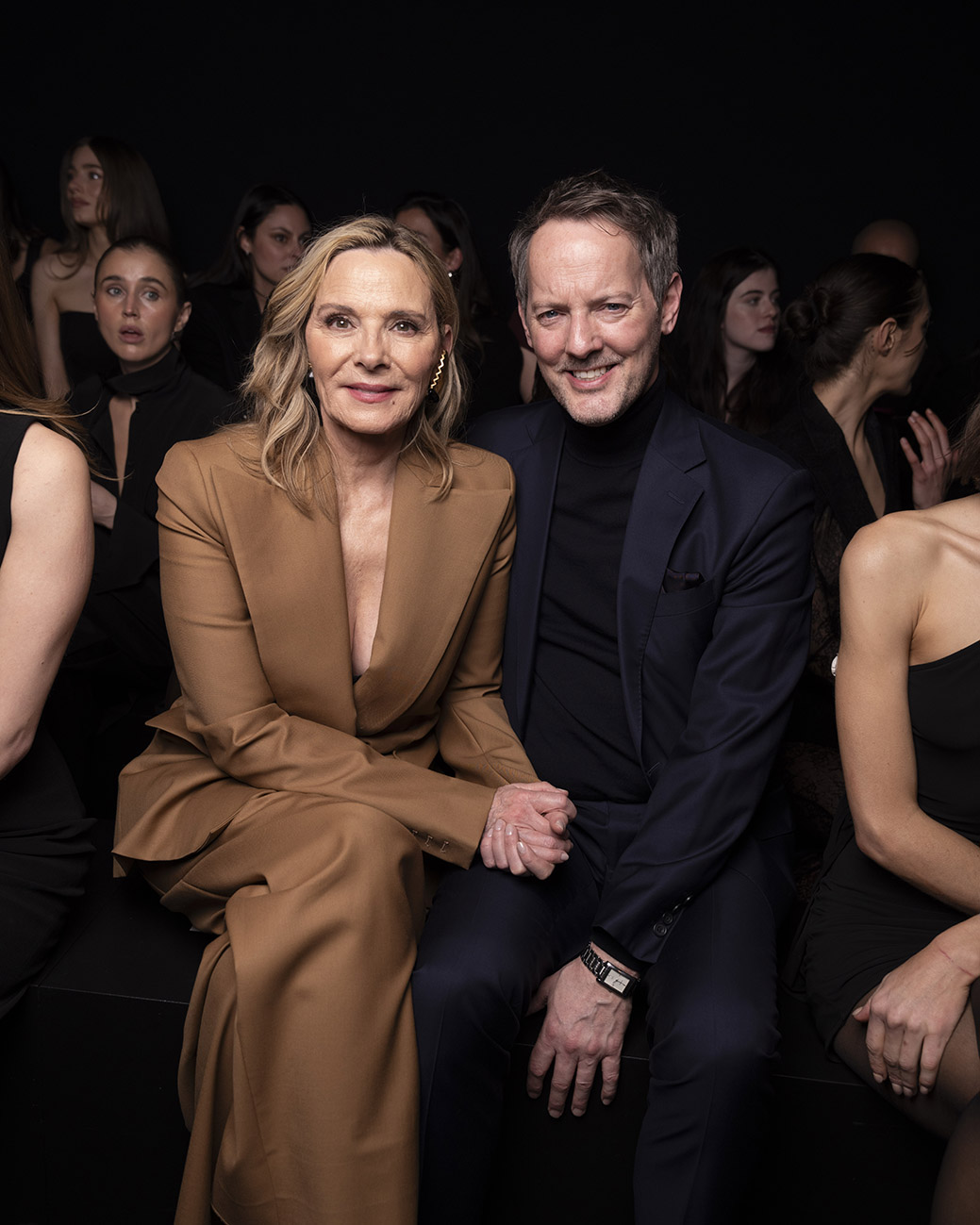 H Kim Cattrall και ο Russell Thomas στην επίδειξη γυναικείας ένδυσης Nina Ricci για τη σεζόν Φθινόπωρο/Χειμώνας 2025-2026, στο πλαίσιο της Εβδομάδας Μόδας του Παρισιού, στις 7 Μαρτίου 2025.