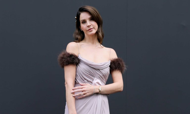 Η Lana Del Rey παρευρίσκεται στην επίδειξη του Valentino στο πλαίσιο της Εβδομάδας Μόδας του Παρισιού στις 5 Οκτωβρίου 2025.