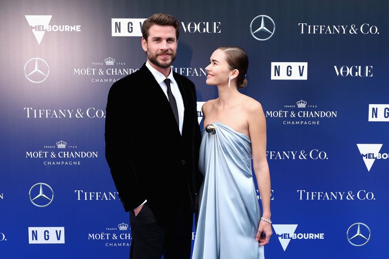 O Liam Hemsworth και η Gabriella Brooks στο Γκαλά NGV 2023 στην Εθνική Πινακοθήκη της Βικτώριας στις 2 Δεκεμβρίου 2023 στη Μελβούρνη της Αυστραλίας.