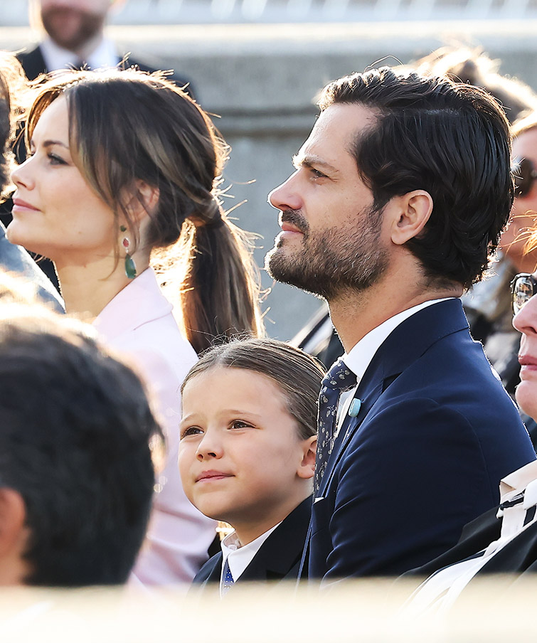 O πρίγκιπας Carl Philip της Σουηδίας και ο γιος του πρίγκιπας Αλέξανδρος στην επετειακή συναυλία στο Norrbro, που διοργανώθηκε από την πόλη της Στοκχόλμης κατά τη διάρκεια των εορτασμών της 50ής επετείου από την άνοδο του βασιλιά Καρόλου ΙΣΤ΄ Γουσταύου στο θρόνο στις 16 Σεπτεμβρίου 2023 στη Στοκχόλμη της Σουηδίας.