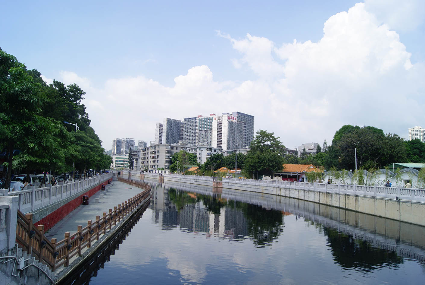 Η πόλη Σενζέν και ο ποταμός Ξιξιάνγκ