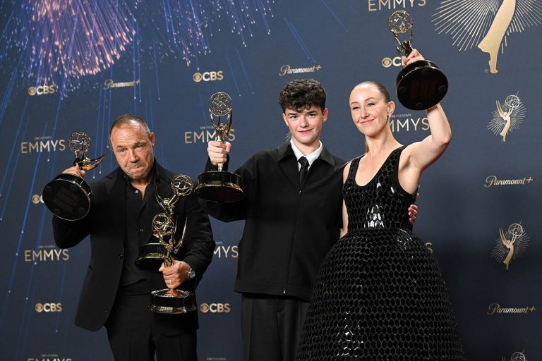 Οι Stephen Graham, Owen Cooper, Erin Doherty ποζάρουν με τα βραβεία τους στο Peacock Theater στις 14 Σεπτεμβρίου 2025 στο Λος Άντζελες της Καλιφόρνια.