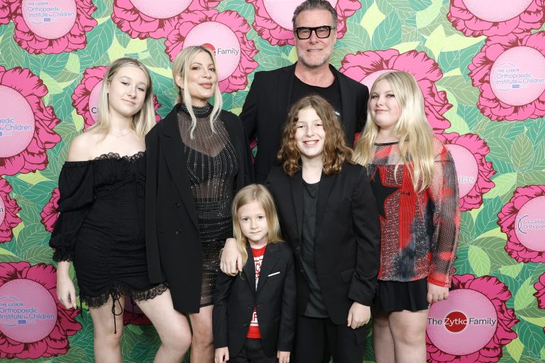 Aπό αριστερά προς τα δεξιά. Οι Stella Spelling, Tori Spelling, Beau Spelling, Dean McDermott, Finn Spelling, και Hattie Spelling στο γκαλά Stand for Kids του Ορθοπεδικού Ινστιτούτου Luskin για Παιδιά στα Universal Studios Hollywood στις 10 Ιουνίου 2023 στο Universal City της Καλιφόρνια.