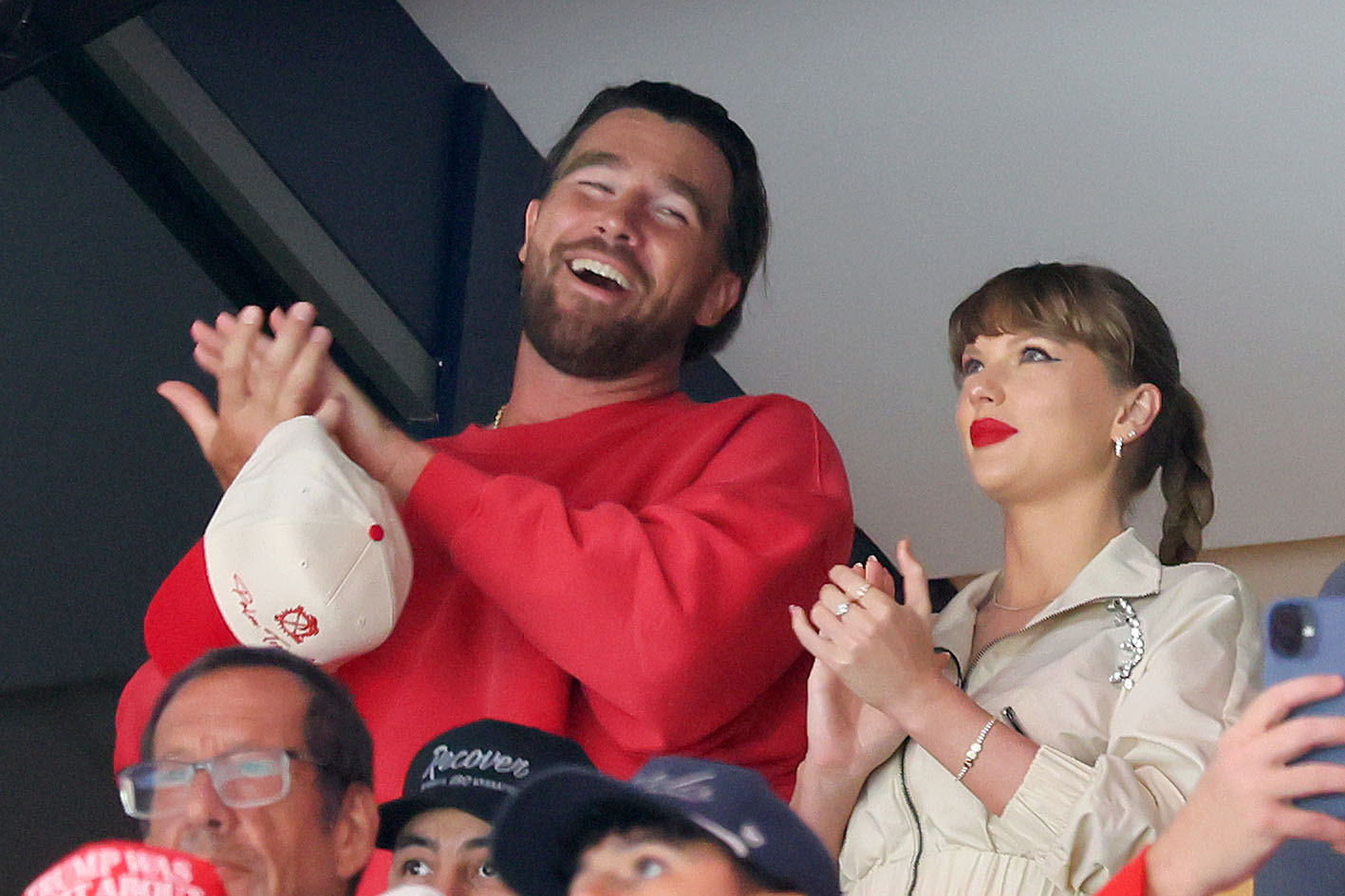 O Travis Kelce και η Taylor Swift στον τελικό του Stanley Cupστο Amerant Bank Arena στις 12 Ιουνίου 2025 στο Sunrise της Φλόριντα.