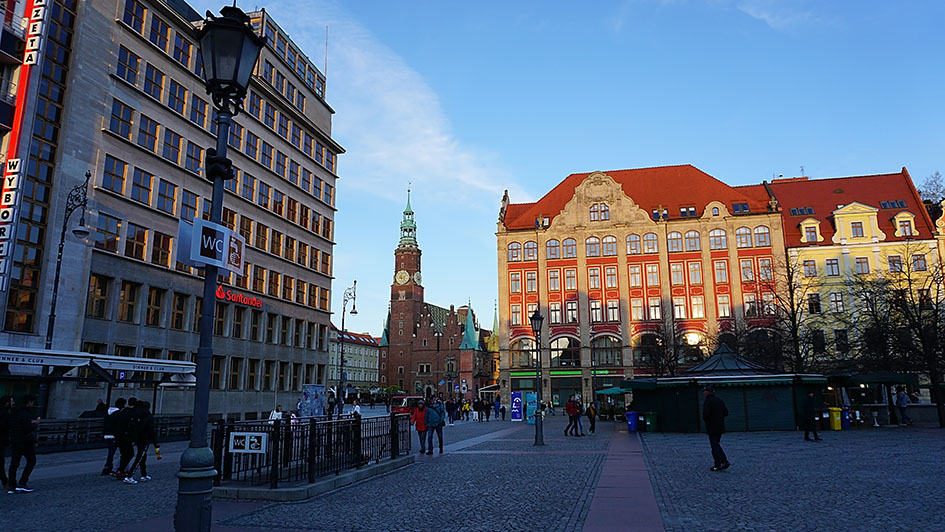 H πόλη Βρότσλαβ στην Πολωνία. Η πλατεία Βρότσλαβ με το παλιό δημαρχείοι και το ρολόι.