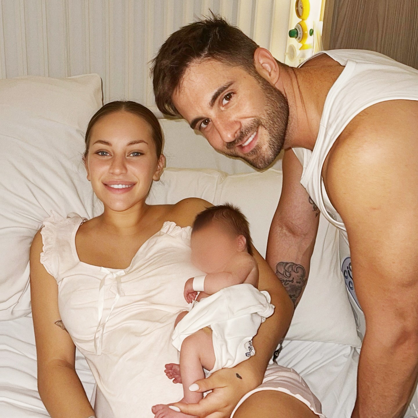 Ο Γιώργος Λιβάνης με την Ανδρομάχη και το μωρό τους