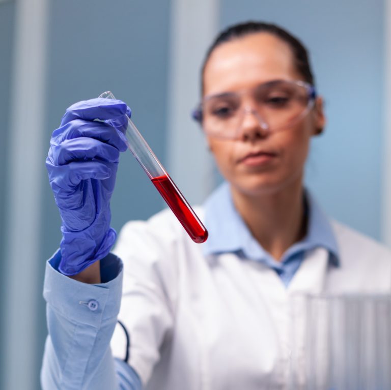 Επιστήμονας εξετάζει την ομάδα αίματος