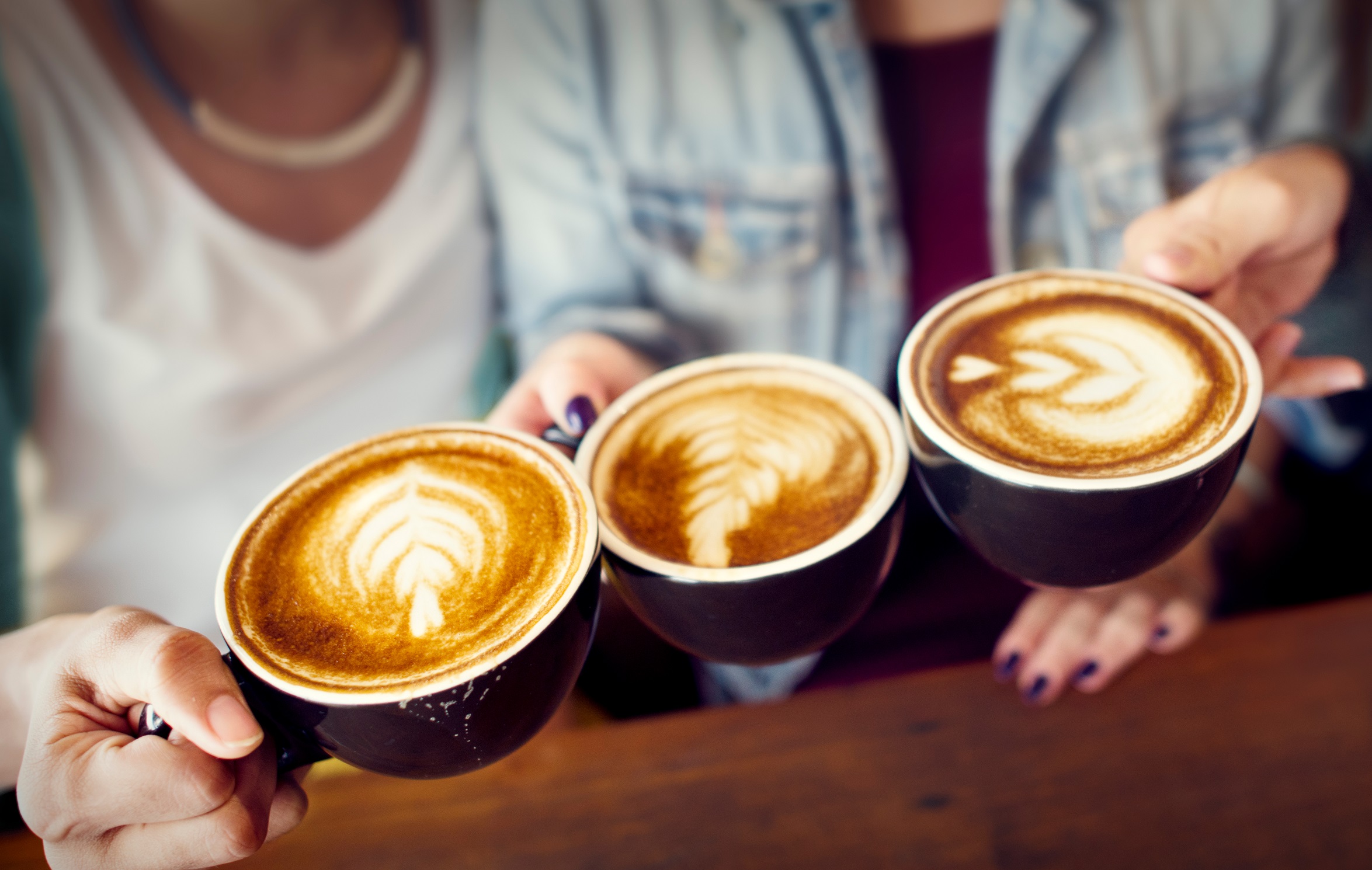 Φίλες πίνουν καπουτσίνο