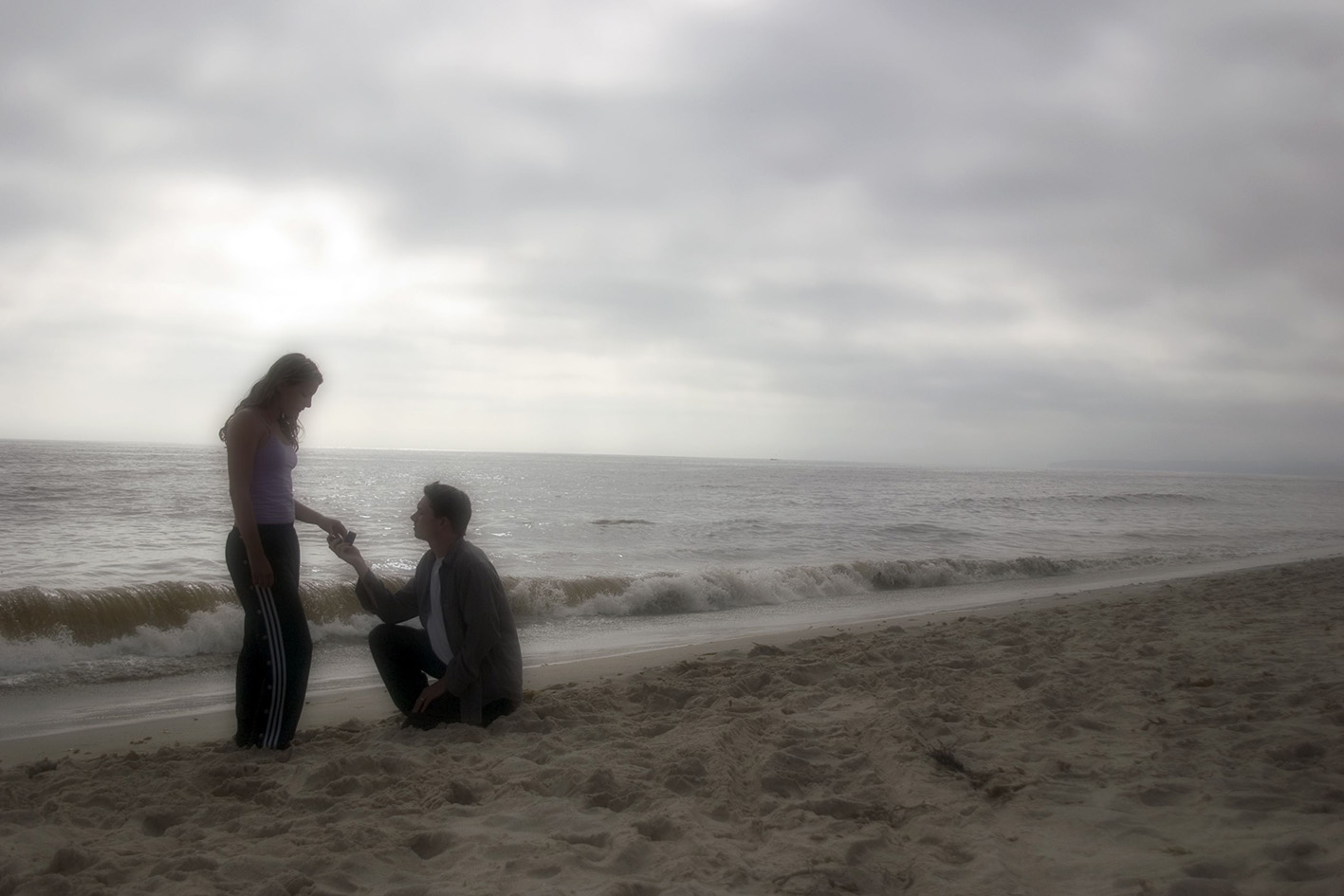 Πρόταση γάμου σε παραλία. Ζευγάρι