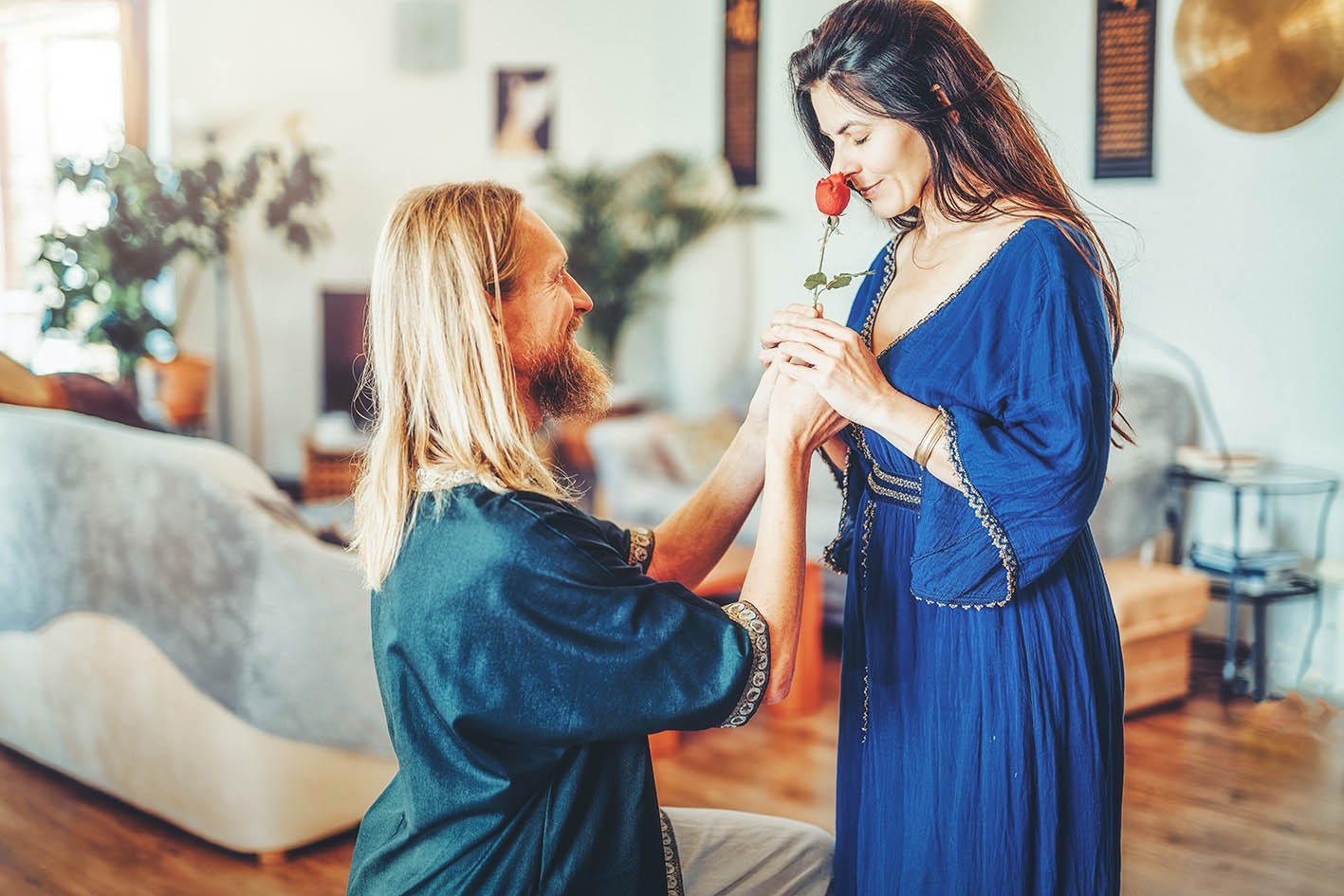 Πρόταση γάμου στο σπίτι. Ζευγάρι