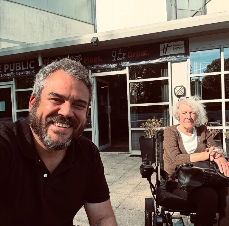 Ο Πυγμαλίων Δαδακαρίδης με τη μητέρα του