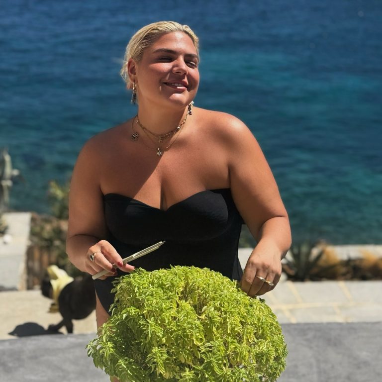 Η Δανάη Μπάρκα μπροστά σε έναν βασιλικό