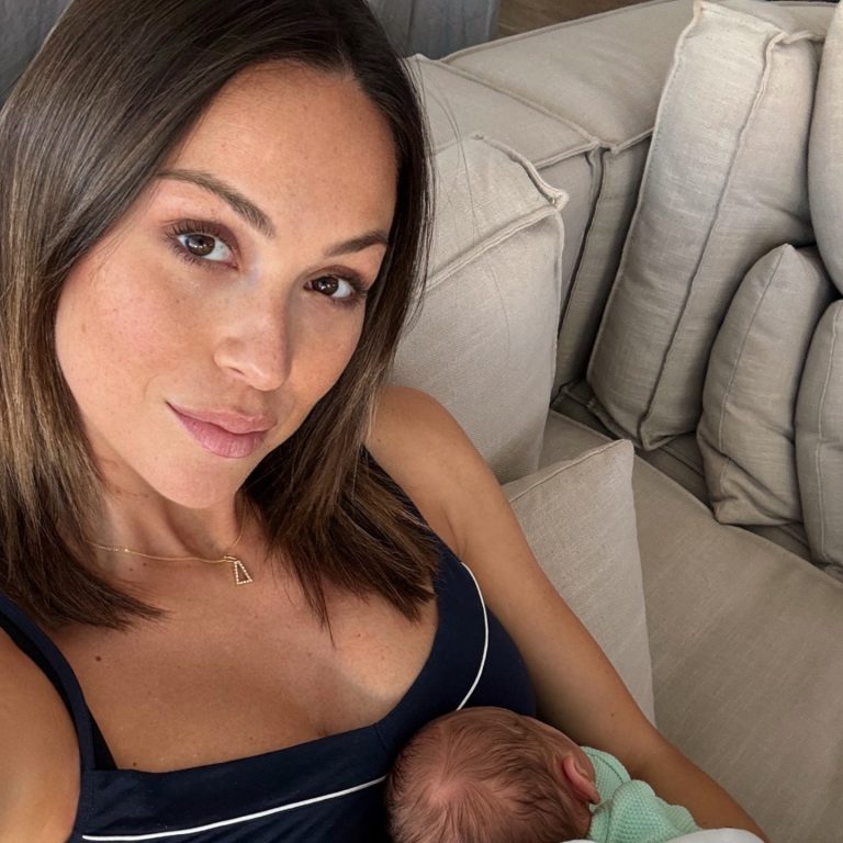 Η Δώρα Παντέλη αγκαλιά με το μωράκι της