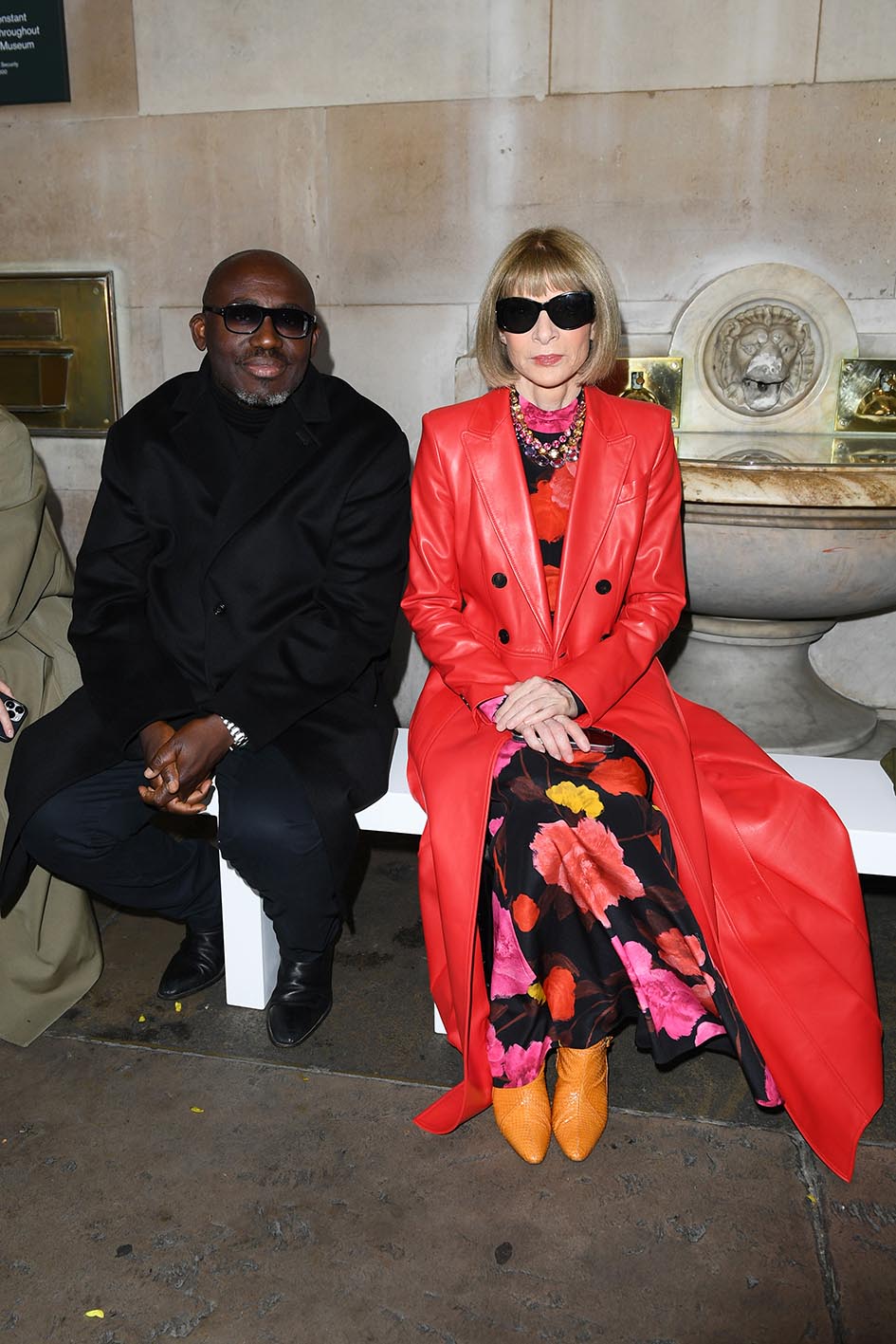 Ο Edward Enninful και η Anna Wintour στην επίδειξη της Erdem κατά τη διάρκεια της Εβδομάδας Μόδας του Λονδίνου τον Σεπτέμβριο του 2023 στο Βρετανικό Μουσείο στις 17 Σεπτεμβρίου 2023.