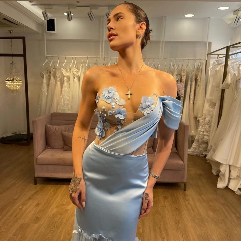 Η Έλενα Τσαγκρινού κάνει πρόβα το φόρεμα της βάπτισης