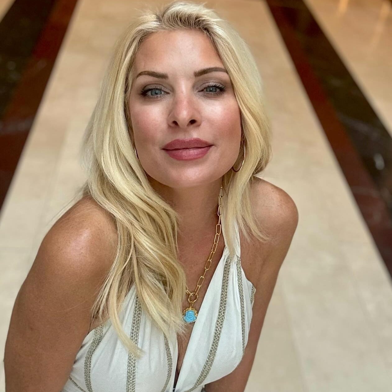 Η Ελένη Μενεγάκη με λευκό φόρεμα