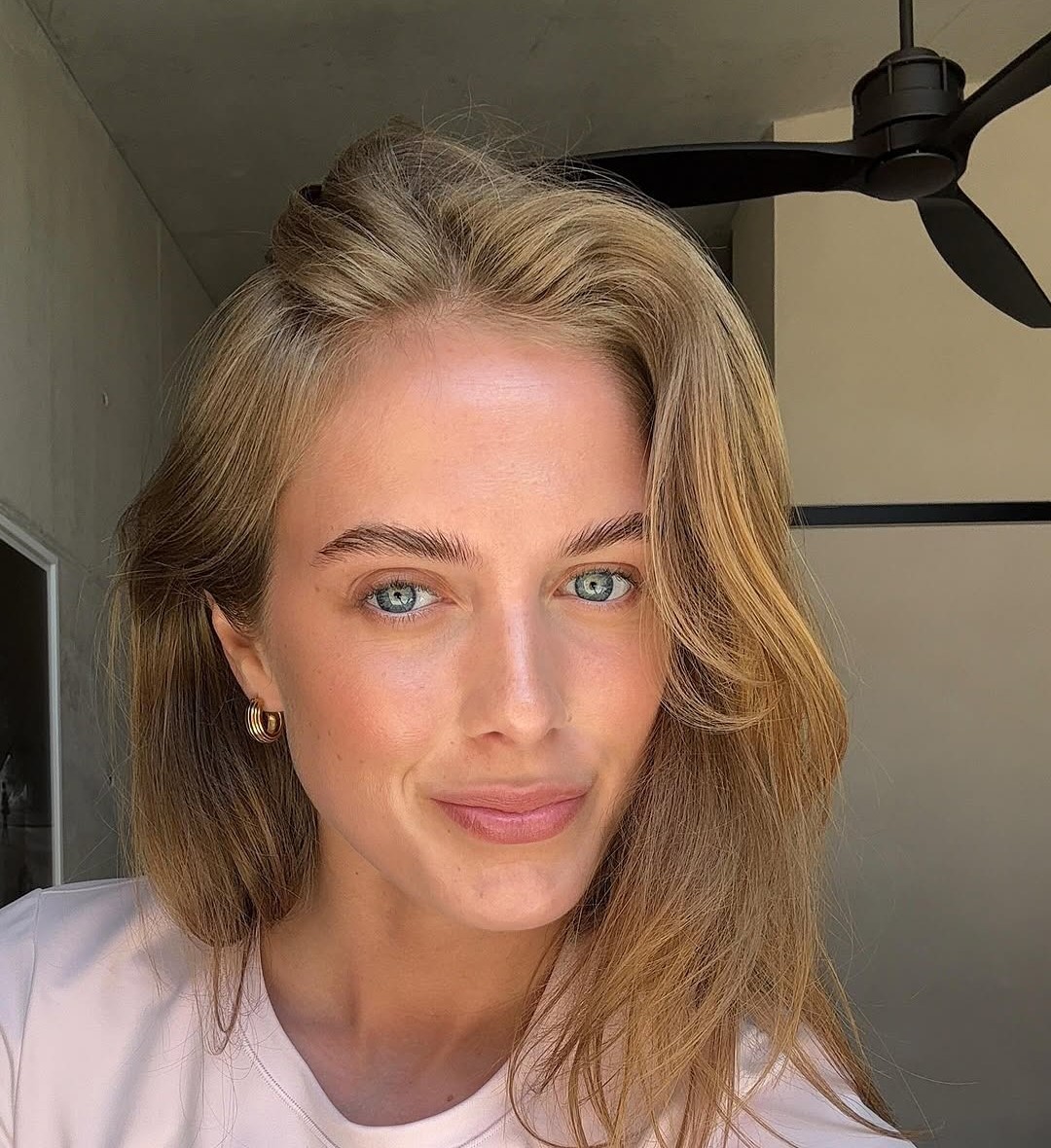 Ξανθιά κοπέλα με ενυδατωμένη λαμπερή επιδερμίδα