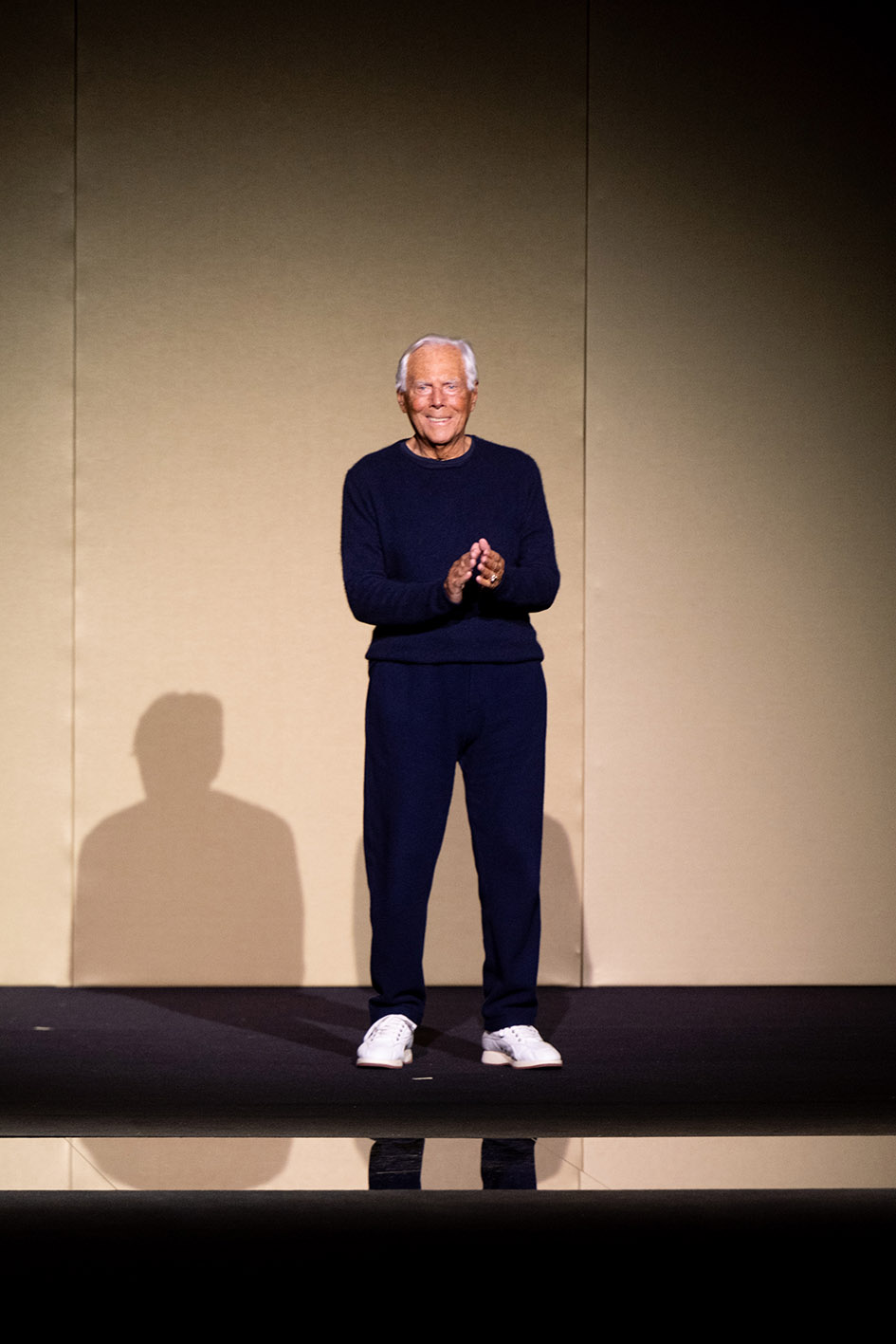 Ο Ιταλός σχεδιαστής Giorgio Armani στο τέλος της επίδειξης μόδας Emporio Armani στην Εβδομάδα Μόδας του Μιλάνου για την Ανδρική Συλλογή Φθινόπωρο-Χειμώνας 2025. Μιλάνο (Ιταλία), 18 Ιανουαρίου 2025.