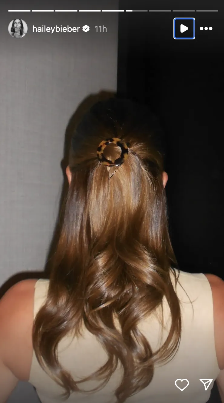 H Hailey Bieber με αξεσουάρ μαλλιών 90s