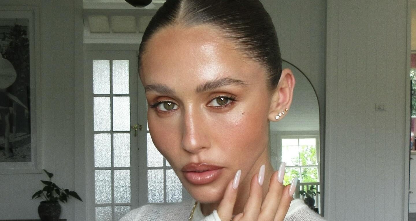 Κοπέλα με γήινο, ανεπιτήδευτο μακιγιάζ