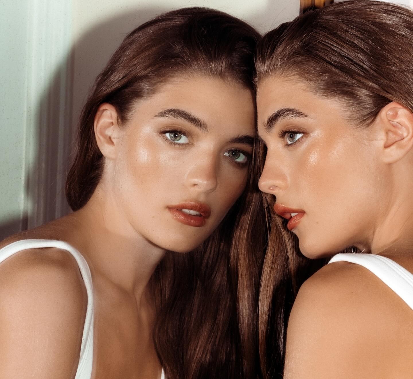 Κοπέλα με τέλειο μακιγιάζ στον καθρέφτη