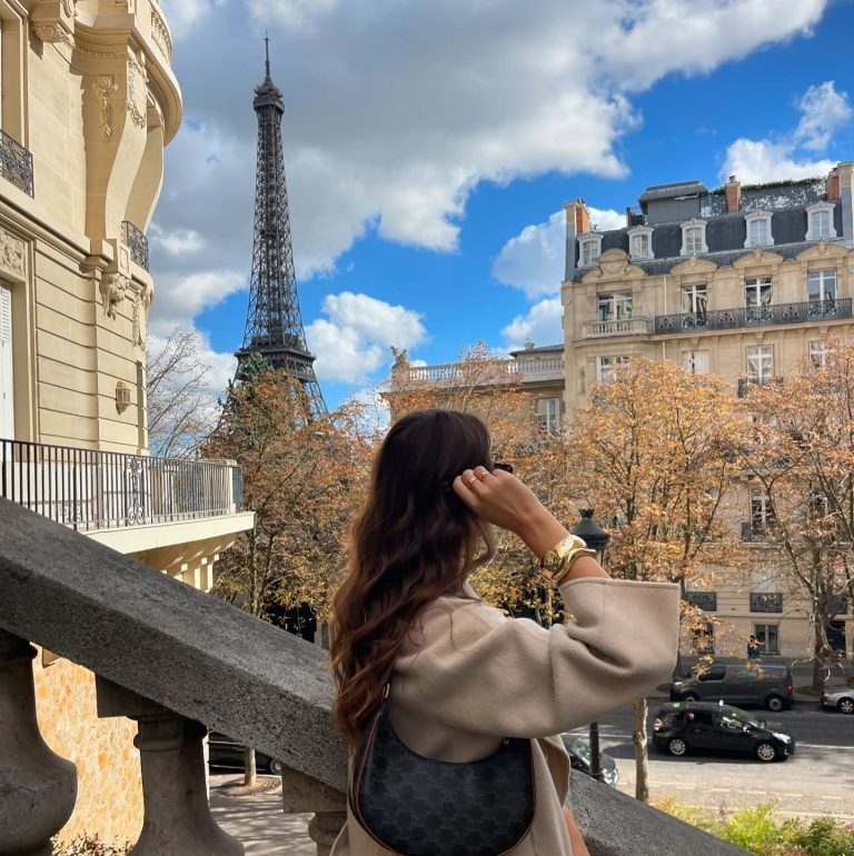Παριζιάνα κοιτάει τον Πύργο του Άιφελ
