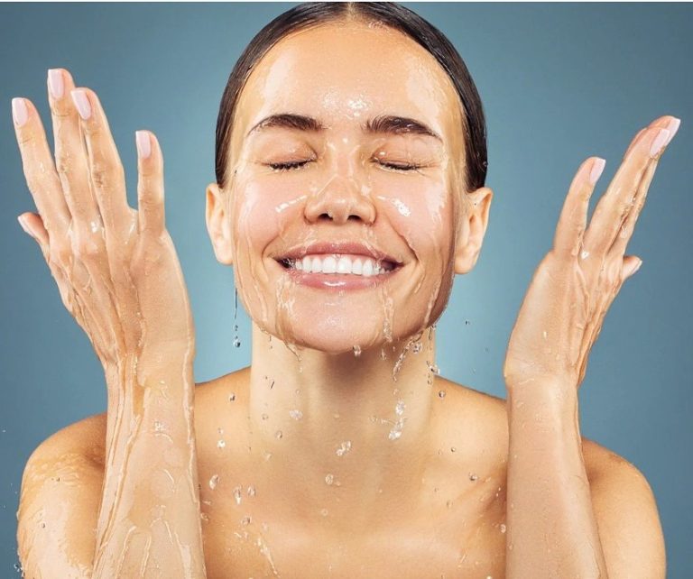 Κοπέλα που έχει κάνει Ice Water Facial