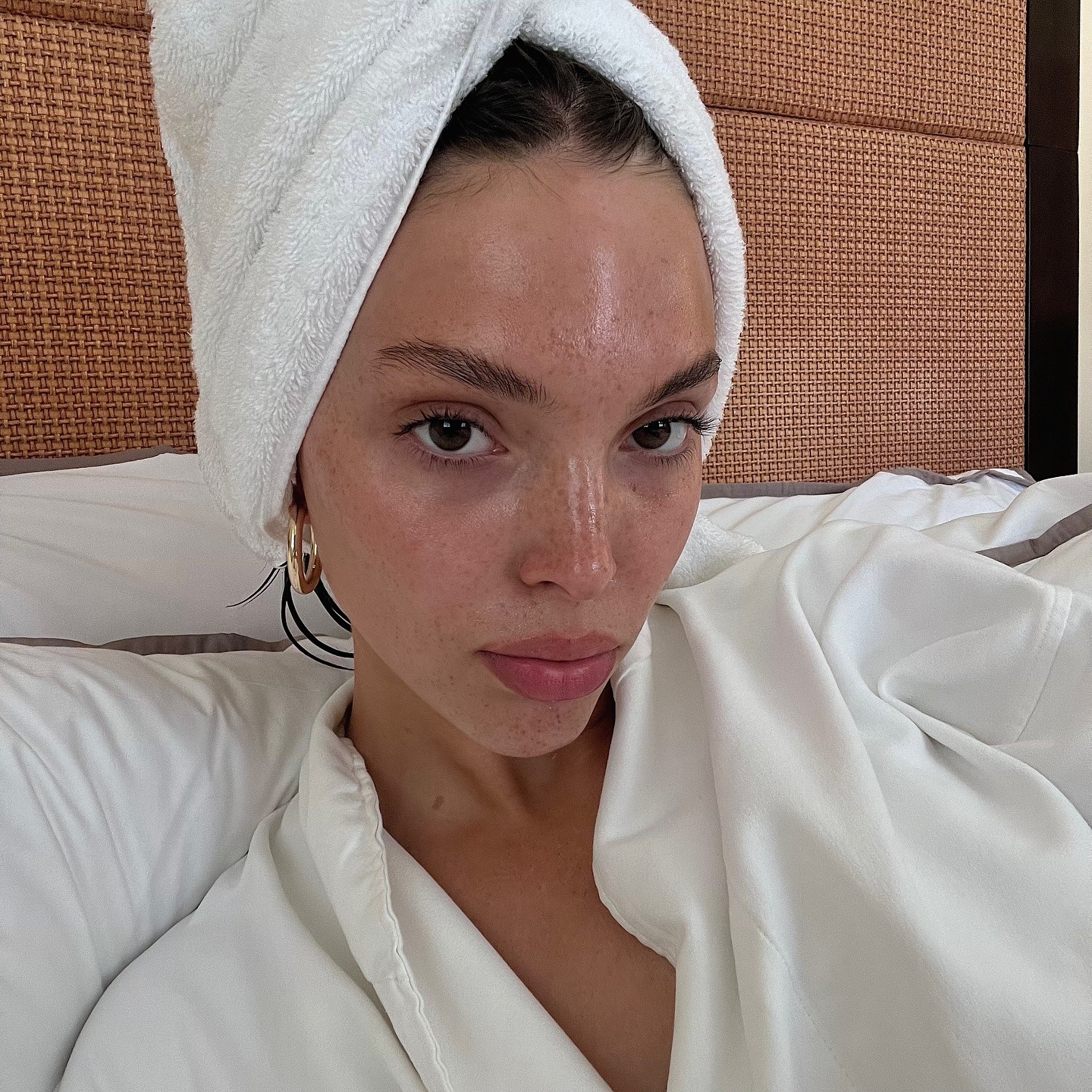 Κοπέλα με λαμπερό, νεανικό δέρμα