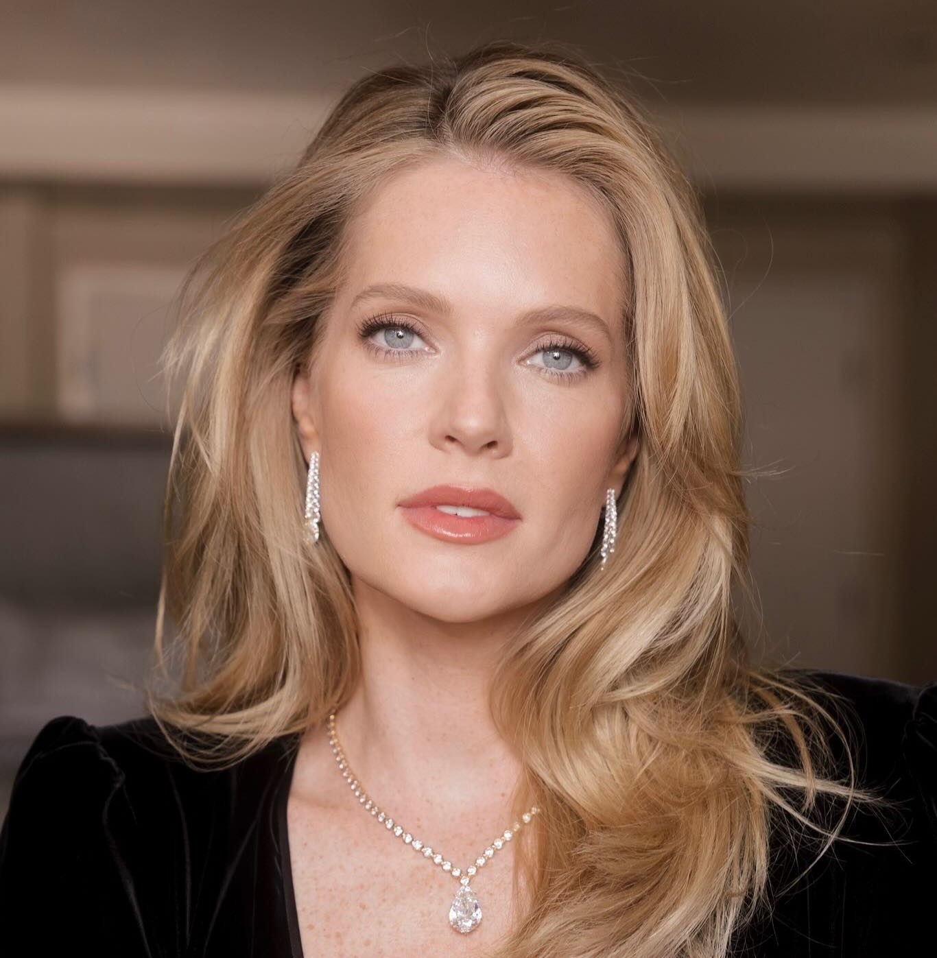 H Meghann Fahy μακιγιάζ μαλλιά στα Emmy Awards