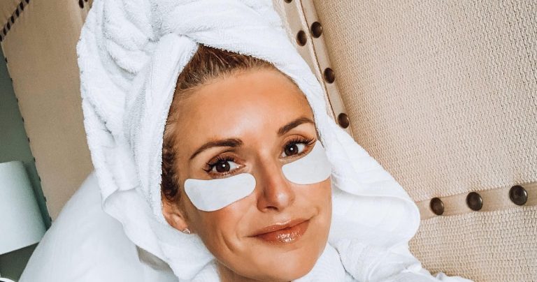 Γυναίκα με eye patches και πετσέτα στα μαλλιά