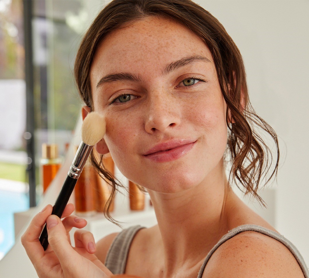 Μαυρισμένη όμορφη κοπέλα