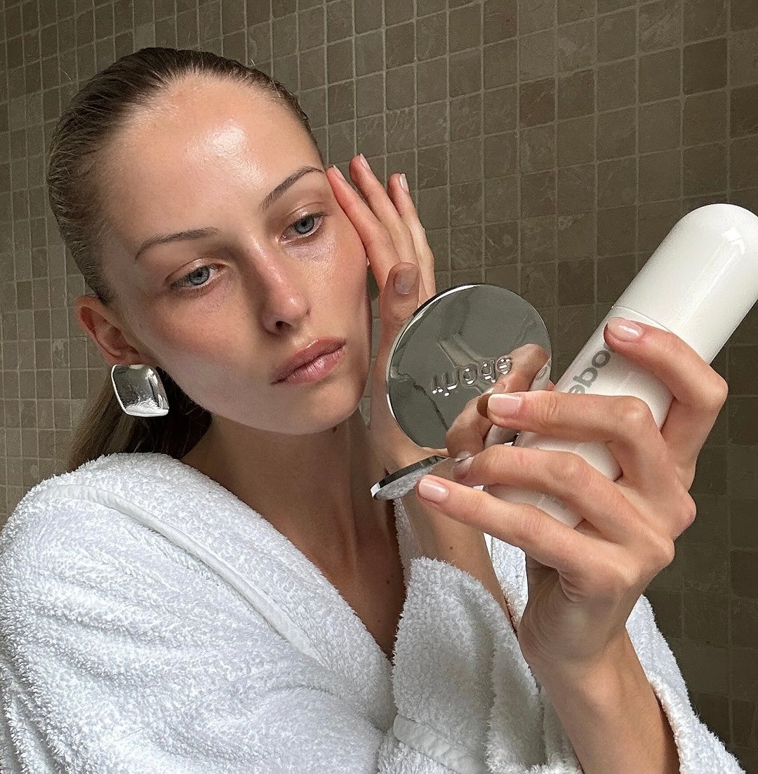 Κοπέλα ακολουθεί βραδινή ρουτίνα περιποίησης