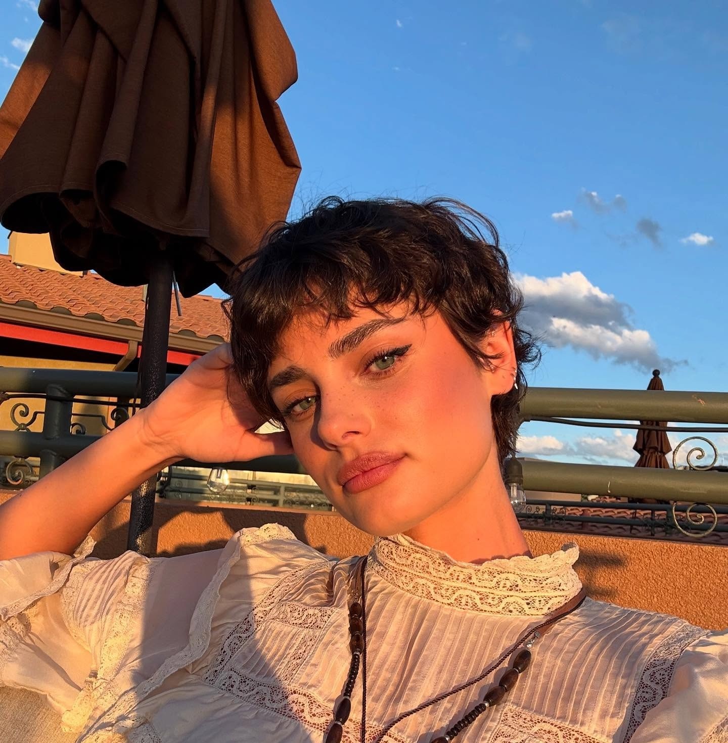 H Taylor Hill με pixie cut