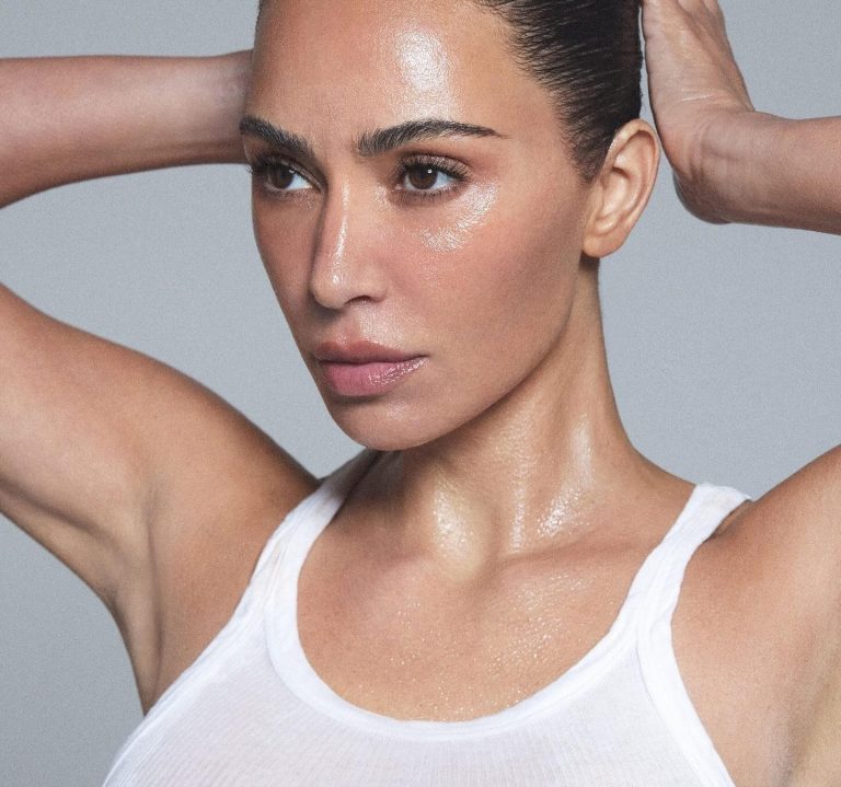 Η Kim Kardashian με ενυδατωμένο υγρό δέρμα