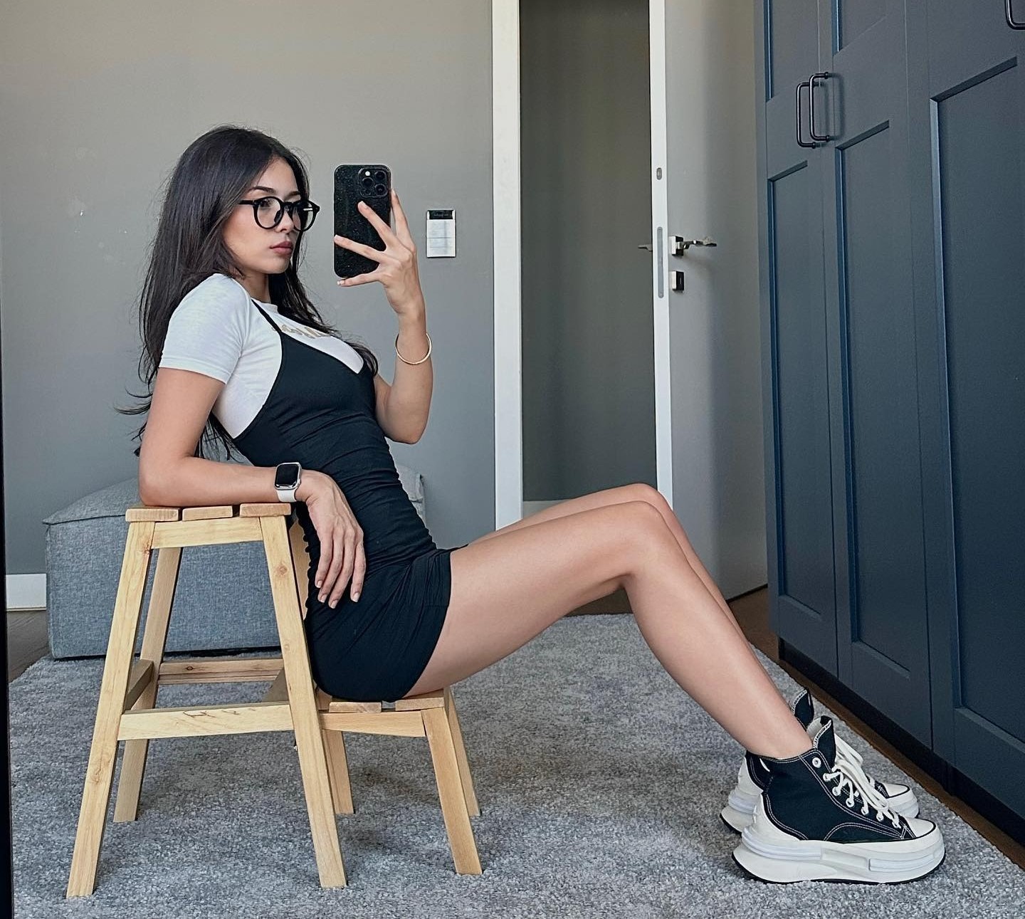 Μαυρισμένα πόδια χωρίς τριχοφυία