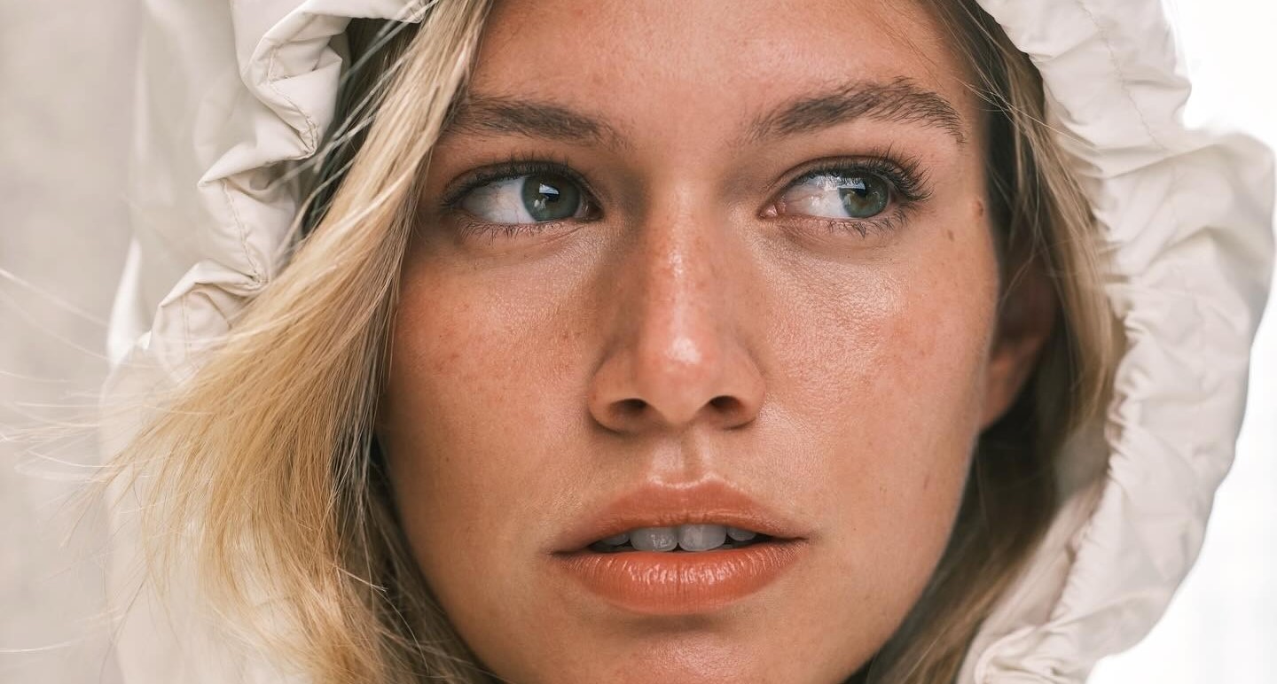 Κοπέλα με φθινοπωρινό μακιγιάζ