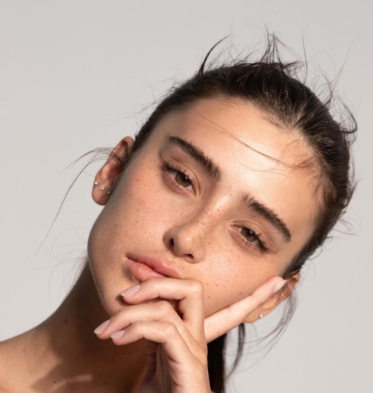 Όμορφη κοπέλα με κουρασμένη έκφραση