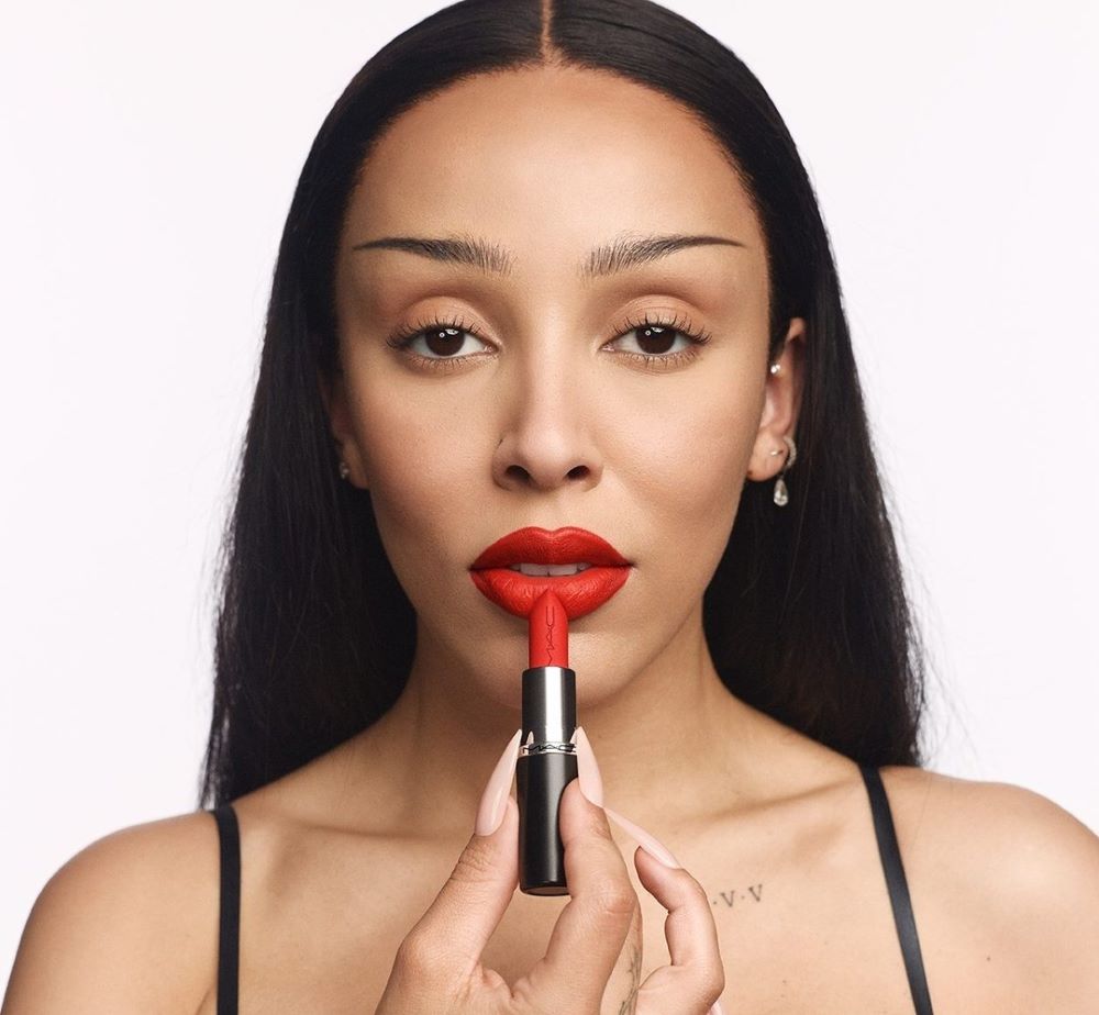 Η Doja Cat με κόκκινο κραγιόν Mac