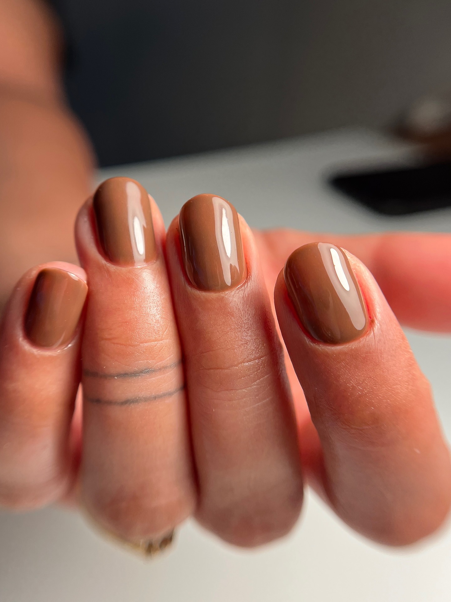 Gel manicure σε καφέ μόκα απόχρωση