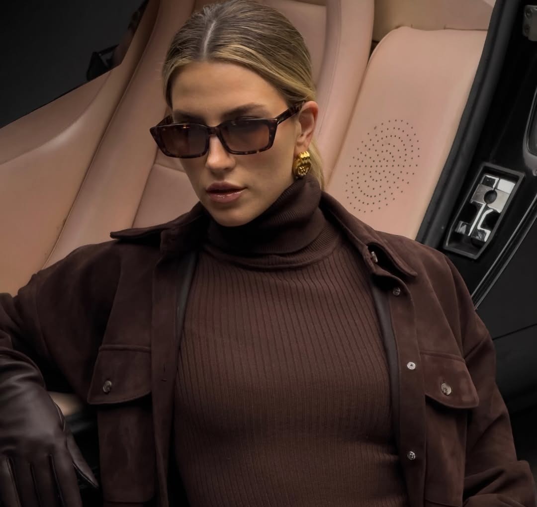 Γυναίκα με σουέντ τζάκετ