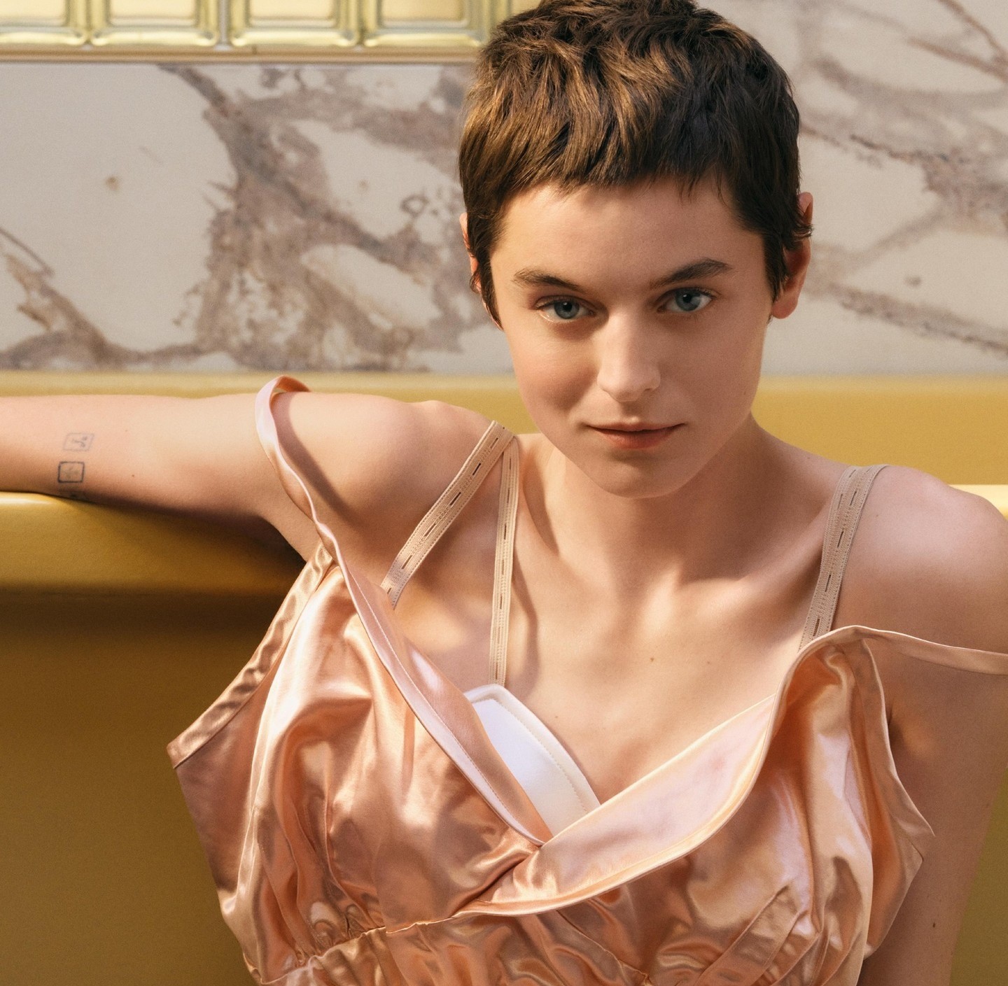 Η Emma Corrin πρόσωπο της Miu Mium