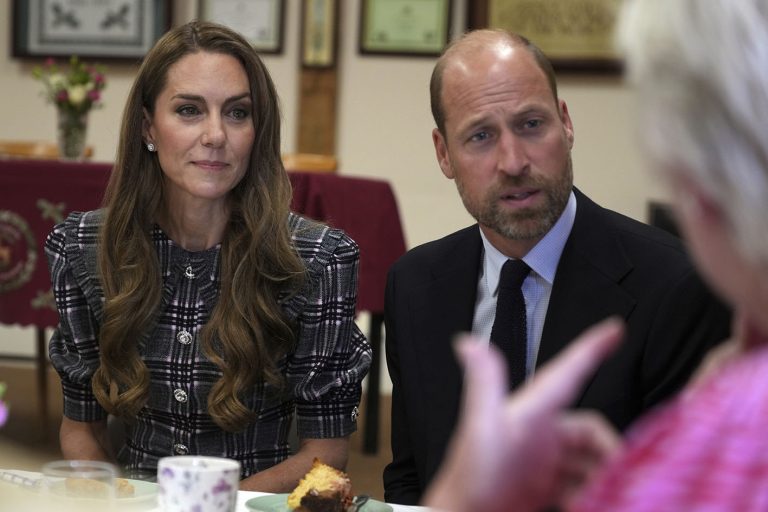 H Kate Middleton και ο πρίγκιπας William, επισκέφτηκαν την Εθνική Ομοσπονδία Ινστιτούτου Γυναικών (WI) για να τιμήσουν την τριετή επέτειο από τον θάνατο της Βασίλισσας Ελισάβετ Β' στις 8 Σεπτεμβρίου 2025 στο Σάνινγκντεϊλ.